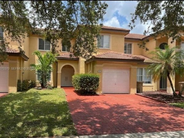 223 SW Maple Ter , Davie, FL 33325
