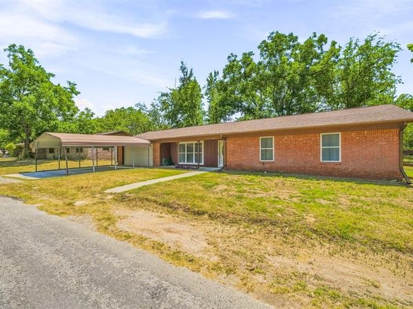 140 E Plum Avenue, De Leon, TX 76444