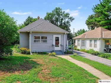 5621 Lake Street, Omaha, NE 68104