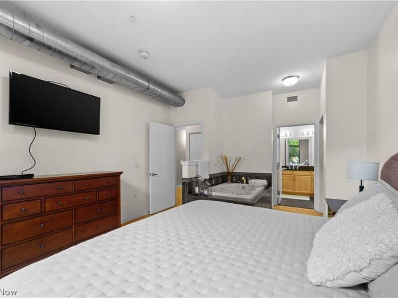 2079 Random Road, Unit 102, Cleveland, OH 44106 Photo 14