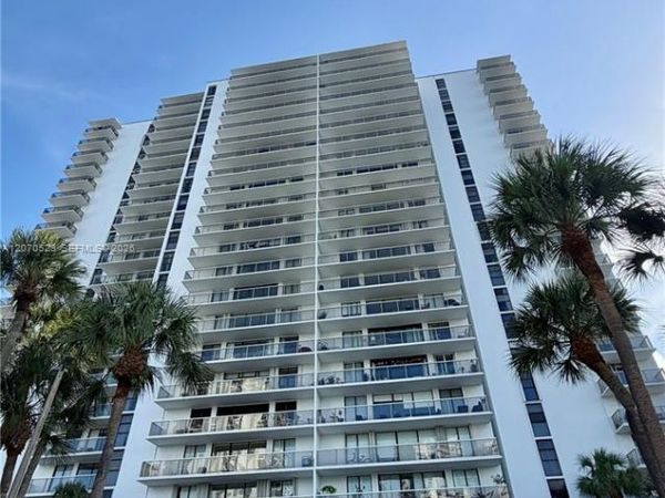 3701 N Country Club Dr , Unit 304, Aventura, FL 33180