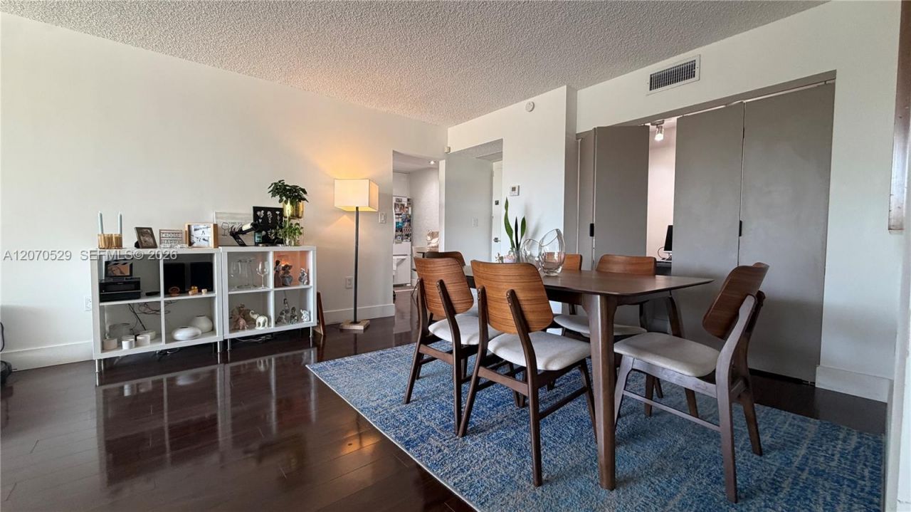 3701 N Country Club Dr , Unit 304, Aventura, FL 33180 Photo