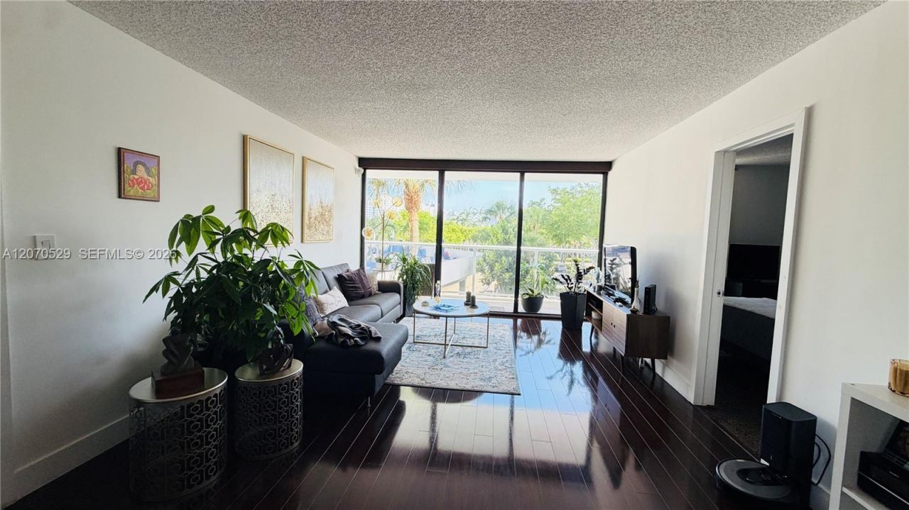 3701 N Country Club Dr , Unit 304, Aventura, FL 33180 Photo