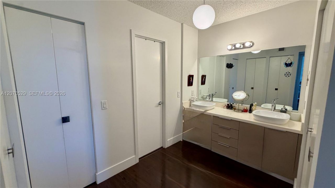 3701 N Country Club Dr , Unit 304, Aventura, FL 33180 Photo
