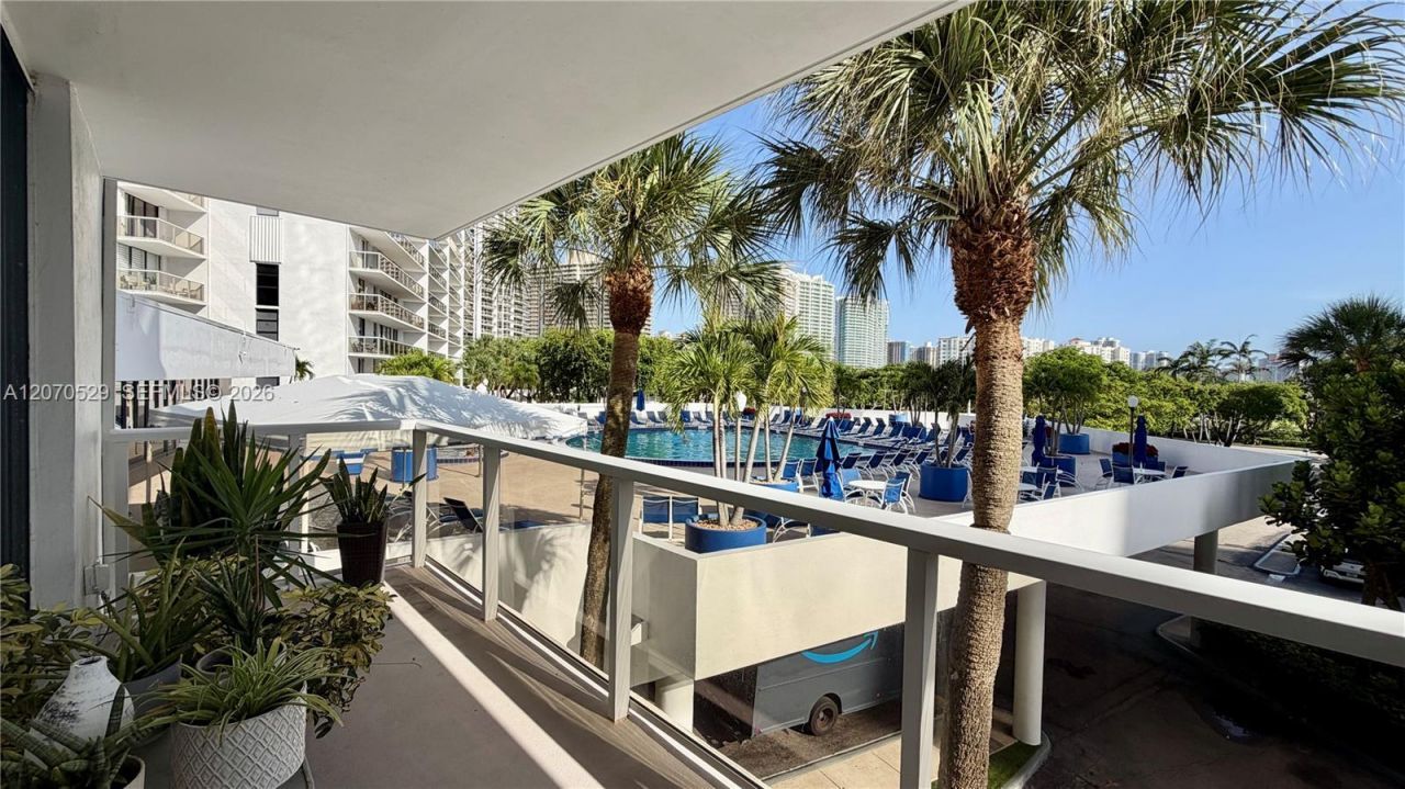 3701 N Country Club Dr , Unit 304, Aventura, FL 33180 Photo