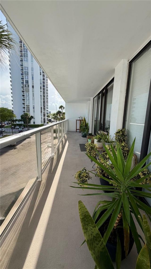 3701 N Country Club Dr , Unit 304, Aventura, FL 33180 Photo