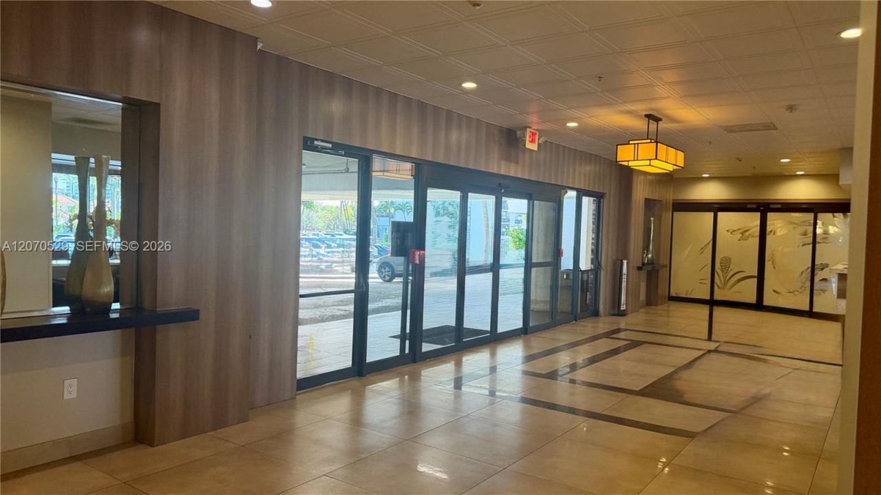 3701 N Country Club Dr , Unit 304, Aventura, FL 33180 Photo