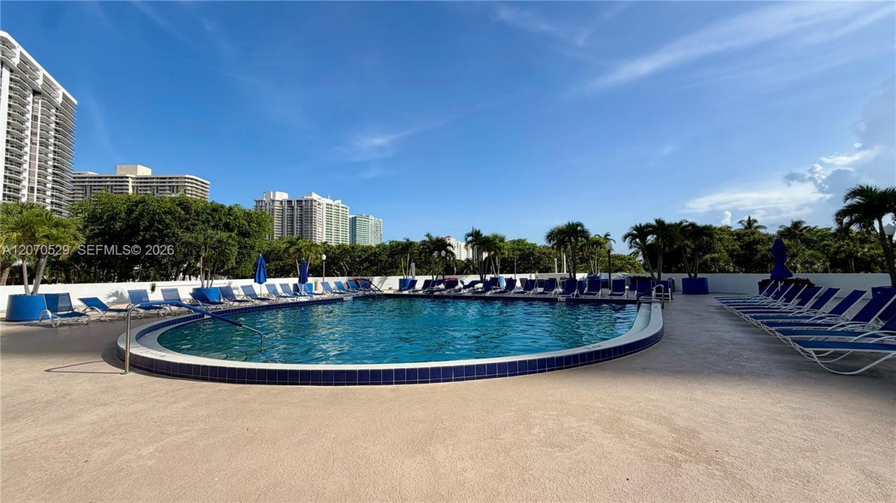3701 N Country Club Dr , Unit 304, Aventura, FL 33180 Photo