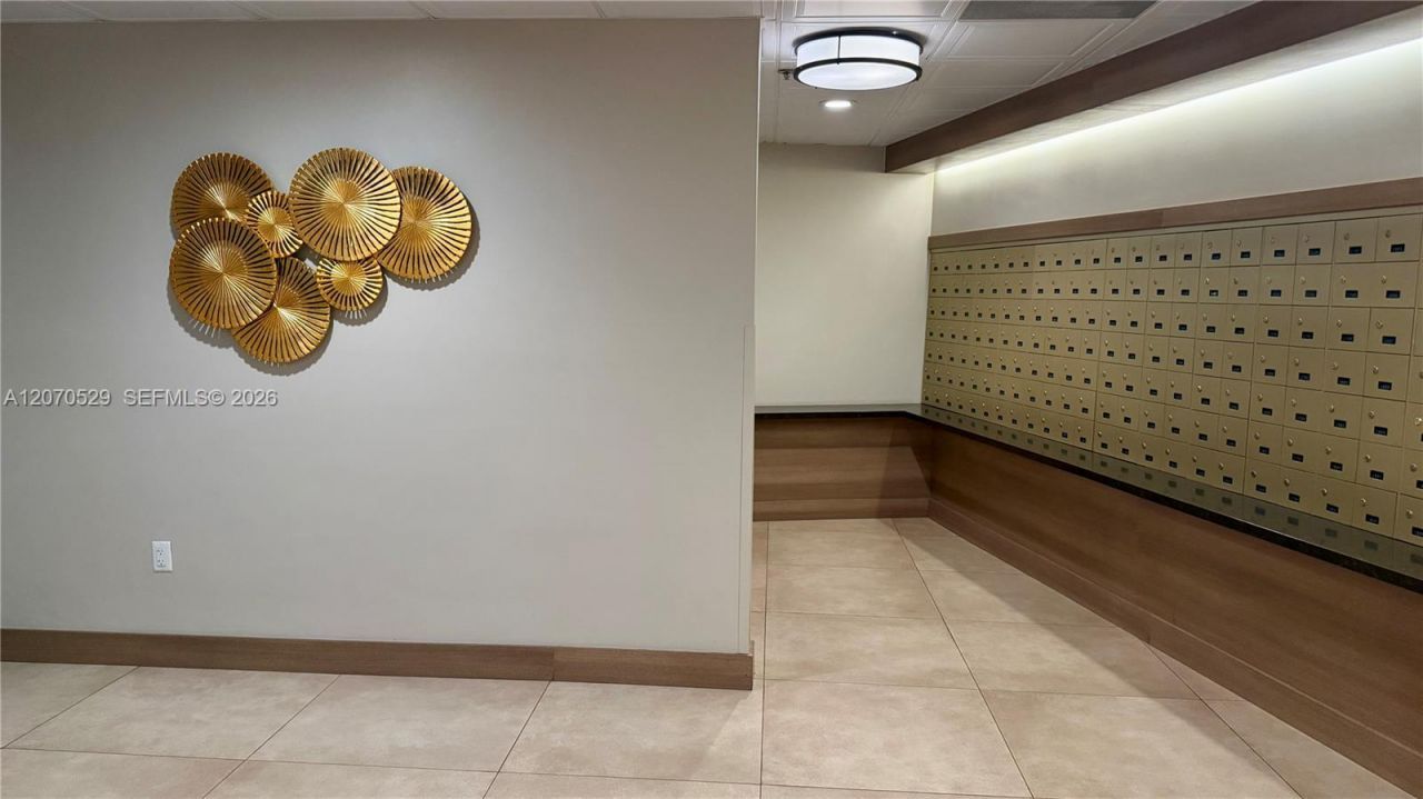 3701 N Country Club Dr , Unit 304, Aventura, FL 33180 Photo