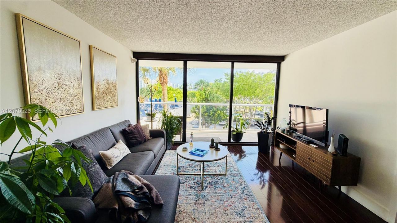 3701 N Country Club Dr , Unit 304, Aventura, FL 33180 Photo