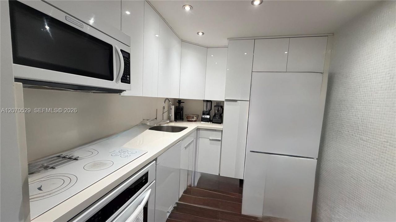 3701 N Country Club Dr , Unit 304, Aventura, FL 33180 Photo
