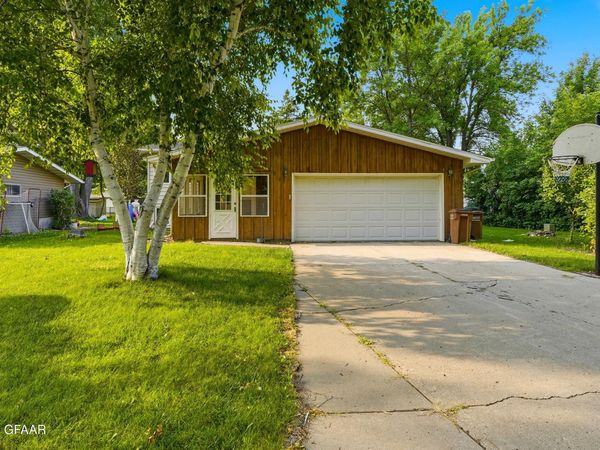 614 7TH Street SE, East Grand Forks, MN 56721