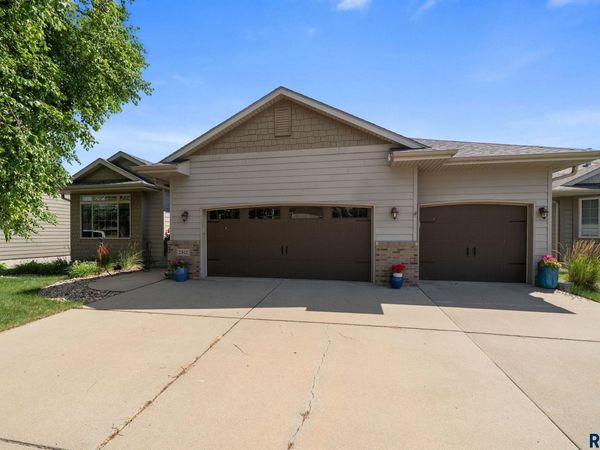 2512 S Lancaster Dr, Sioux Falls, SD 57106