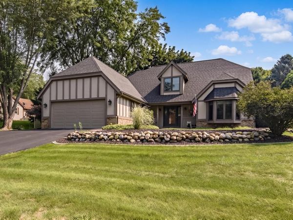 643 Cardiff DRIVE, Hartland, WI 53029