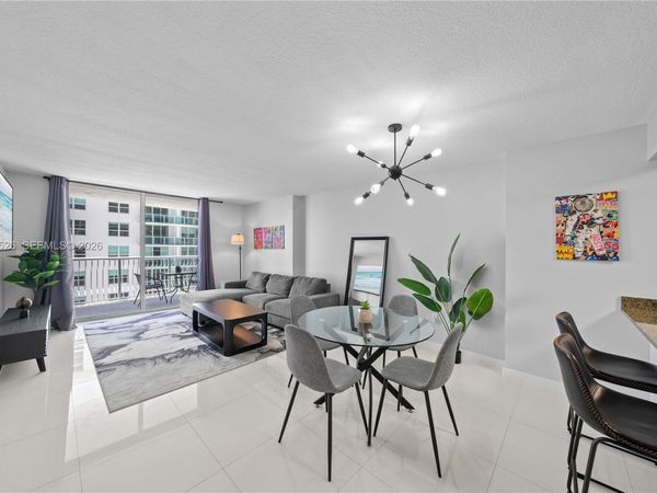 1200 Brickell Bay Dr, Unit 2205, Miami, FL 33131