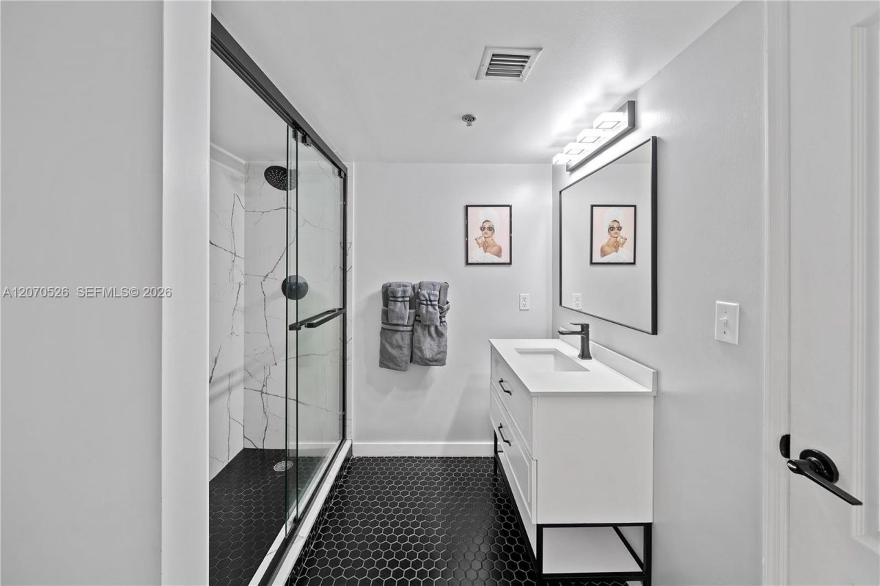 1200 Brickell Bay Dr, Unit 2205, Miami, FL 33131 Photo