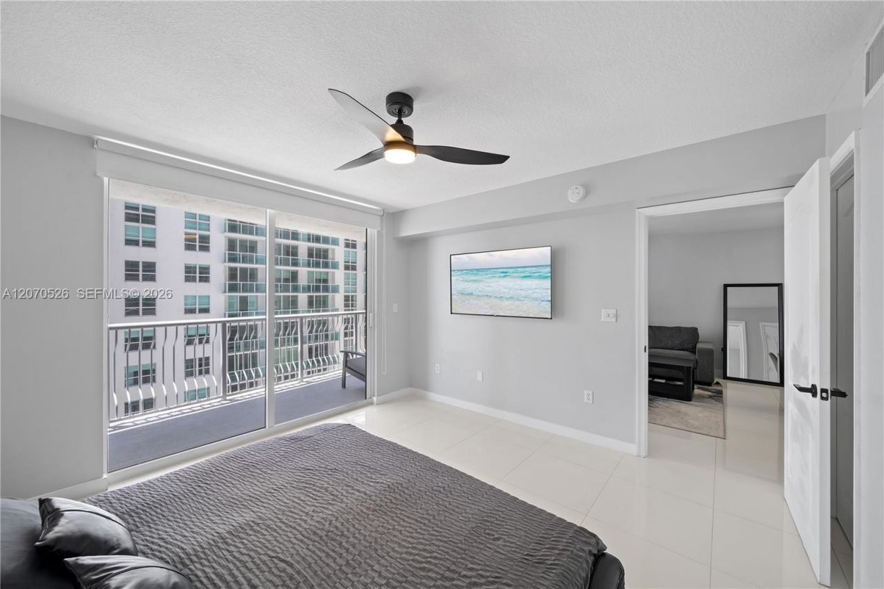 1200 Brickell Bay Dr, Unit 2205, Miami, FL 33131 Photo