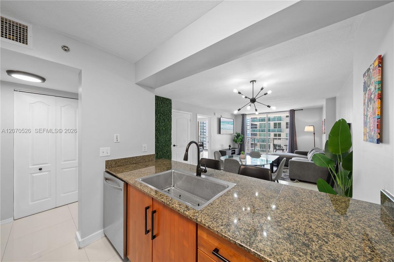 1200 Brickell Bay Dr, Unit 2205, Miami, FL 33131 Photo