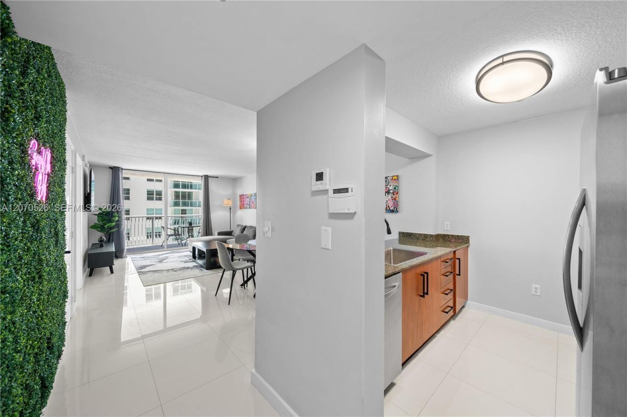 1200 Brickell Bay Dr, Unit 2205, Miami, FL 33131 Photo