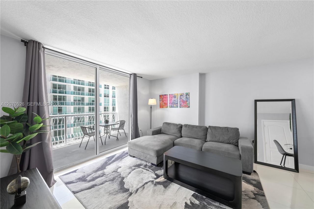 1200 Brickell Bay Dr, Unit 2205, Miami, FL 33131 Photo