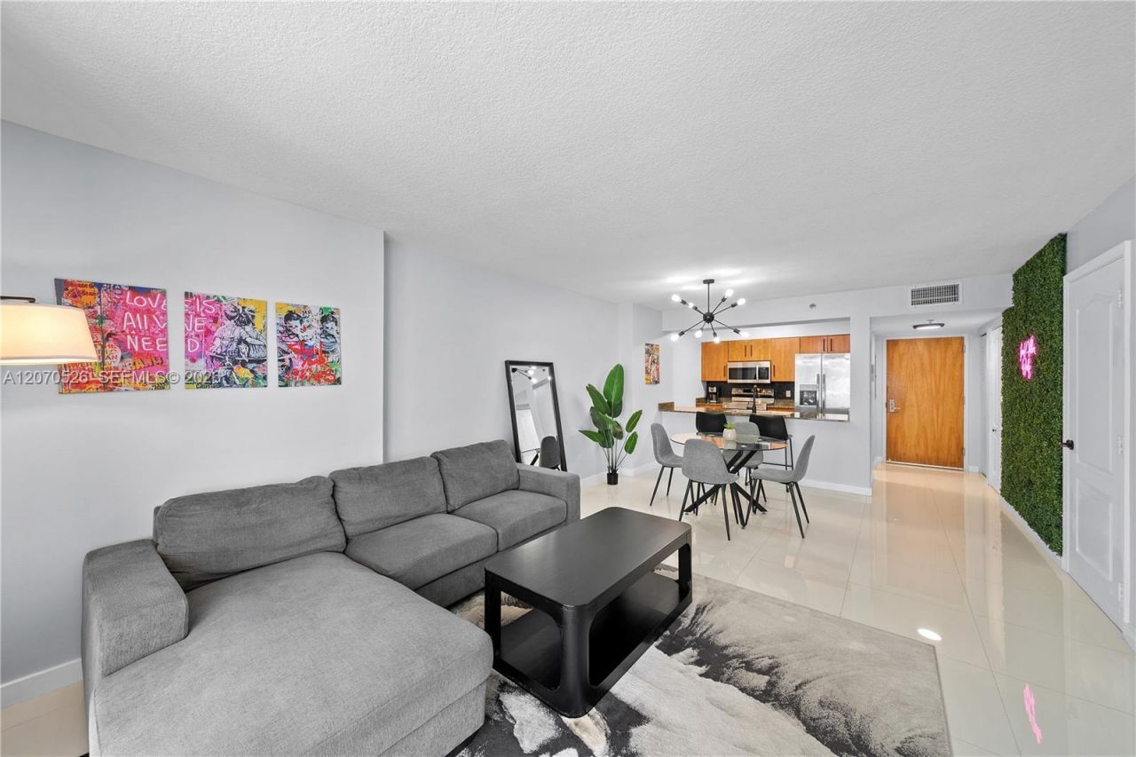 1200 Brickell Bay Dr, Unit 2205, Miami, FL 33131 Photo