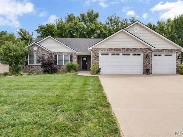 2395 Lakeshore Drive, Columbia, IL 62236