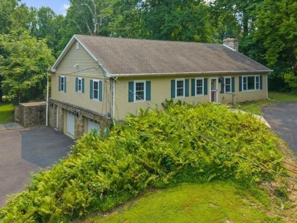 3 Walden Rd, Holland, NJ 08848
