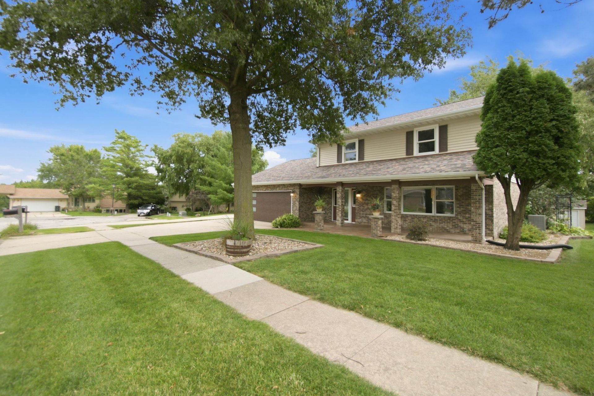 1417 Oakcrest Drive, Waterloo, IA 50701 Main Photo
