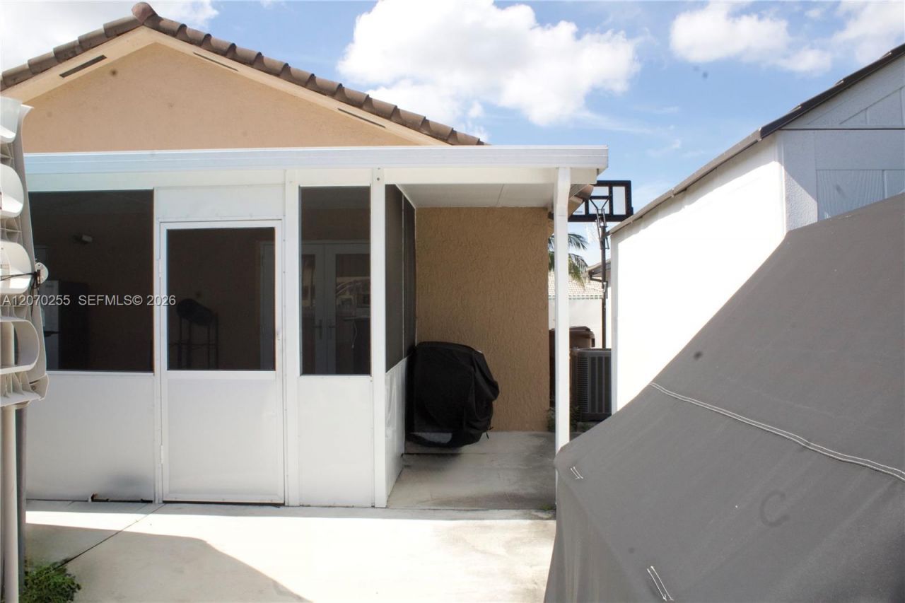 2732 W 68th Pl , Hialeah, FL 33016 Photo