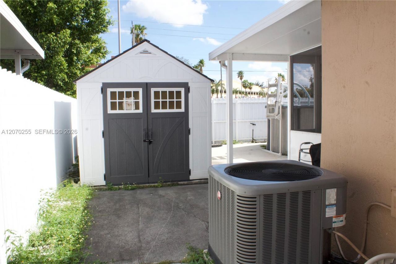 2732 W 68th Pl , Hialeah, FL 33016 Photo