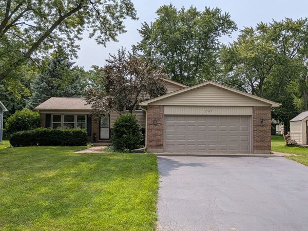 1707 Cherrywood Lane, Lindenhurst, IL 60046
