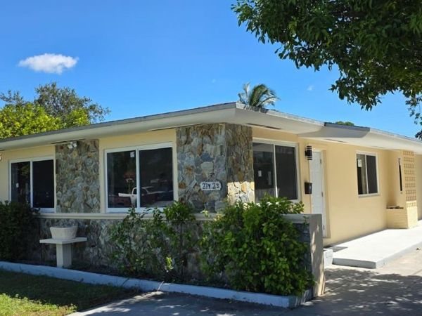 21 NW 32nd Ct , Miami, FL 33125