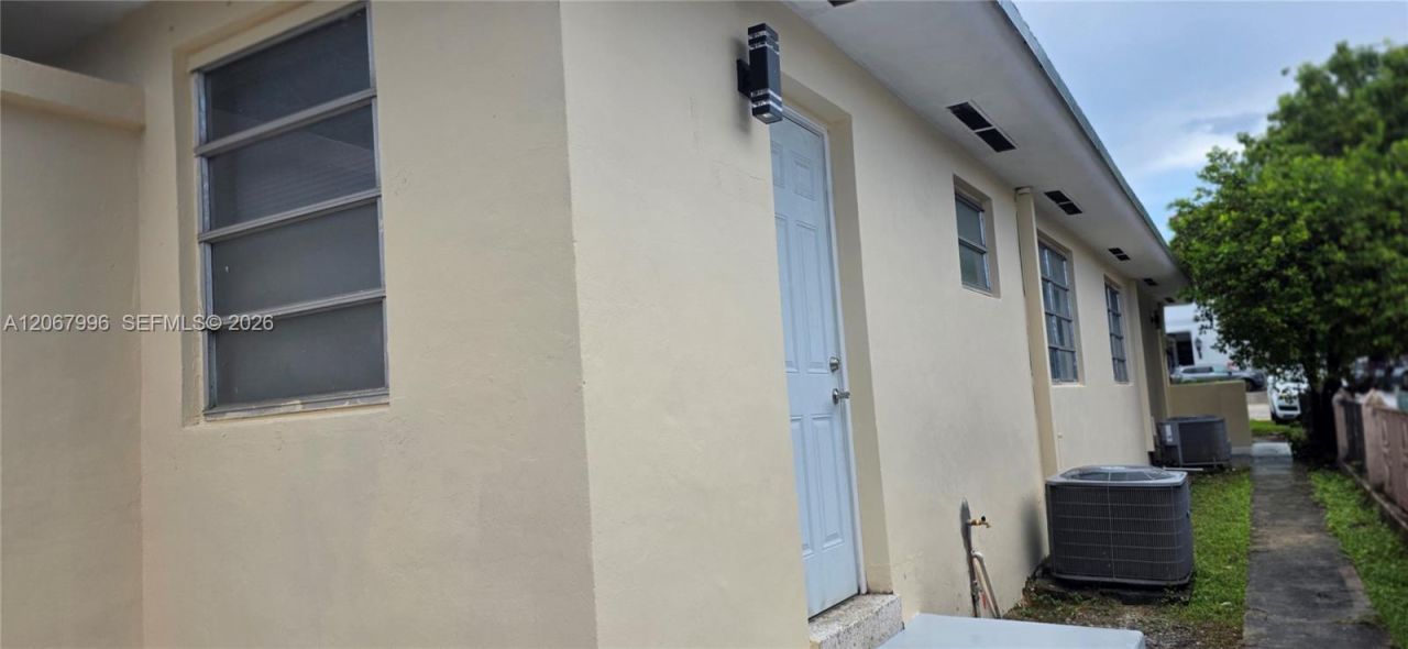 21 NW 32nd Ct , Miami, FL 33125 Photo