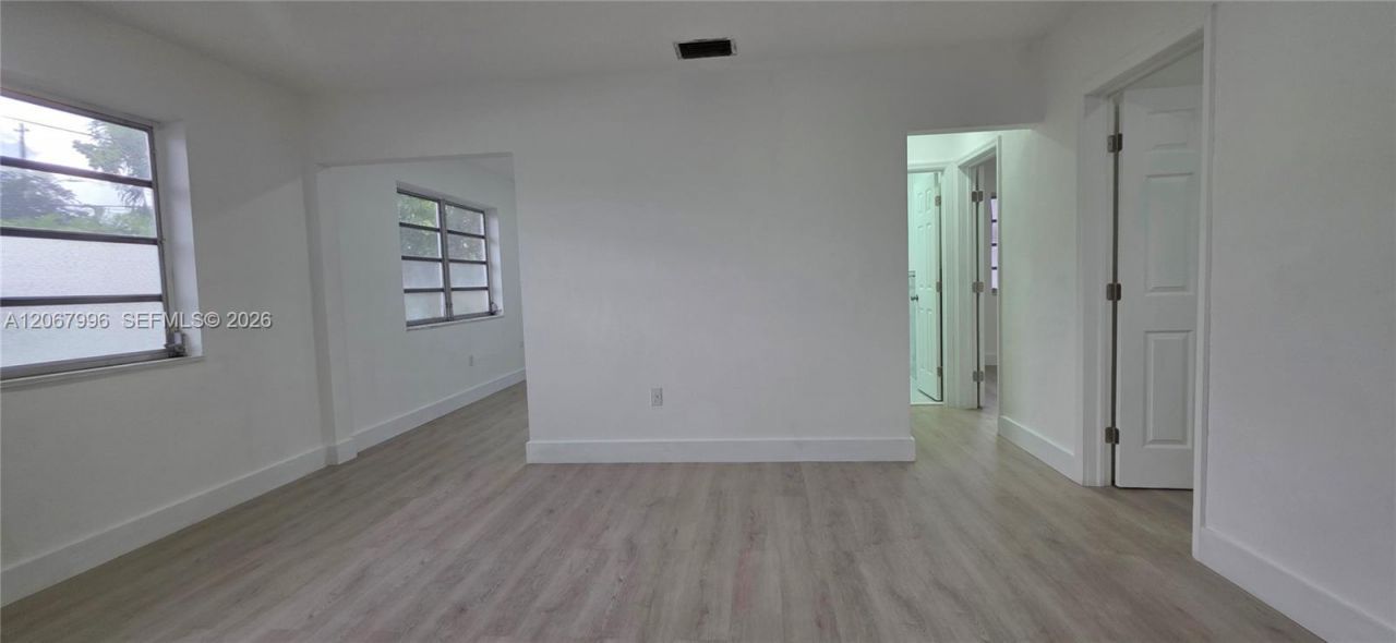 21 NW 32nd Ct , Miami, FL 33125 Photo