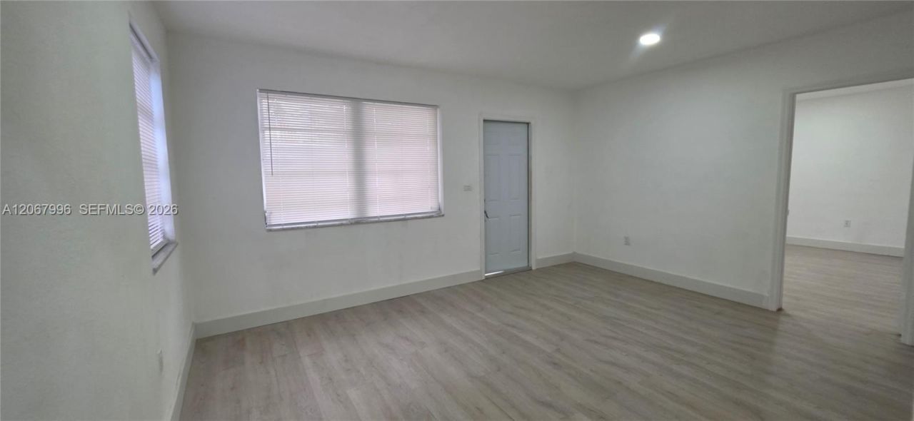 21 NW 32nd Ct , Miami, FL 33125 Photo