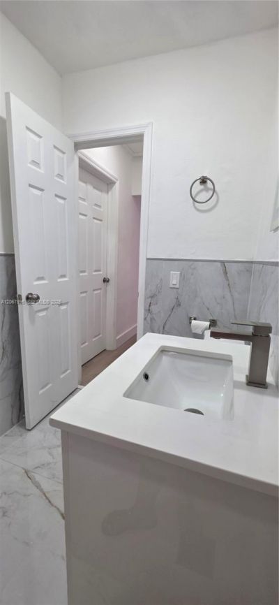 21 NW 32nd Ct , Miami, FL 33125 Photo