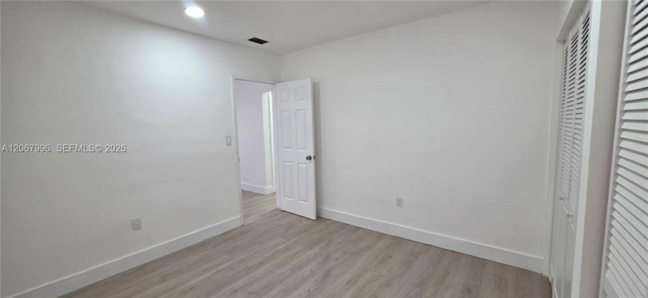 21 NW 32nd Ct , Miami, FL 33125 Photo