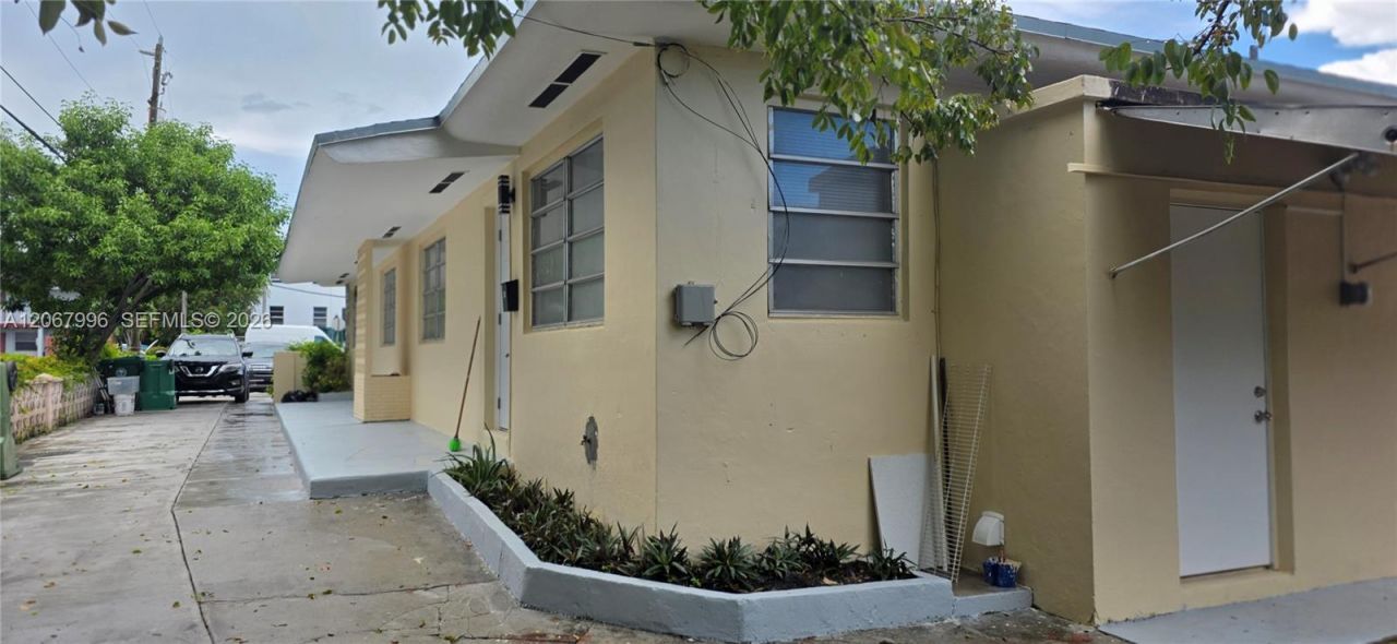 21 NW 32nd Ct , Miami, FL 33125 Photo