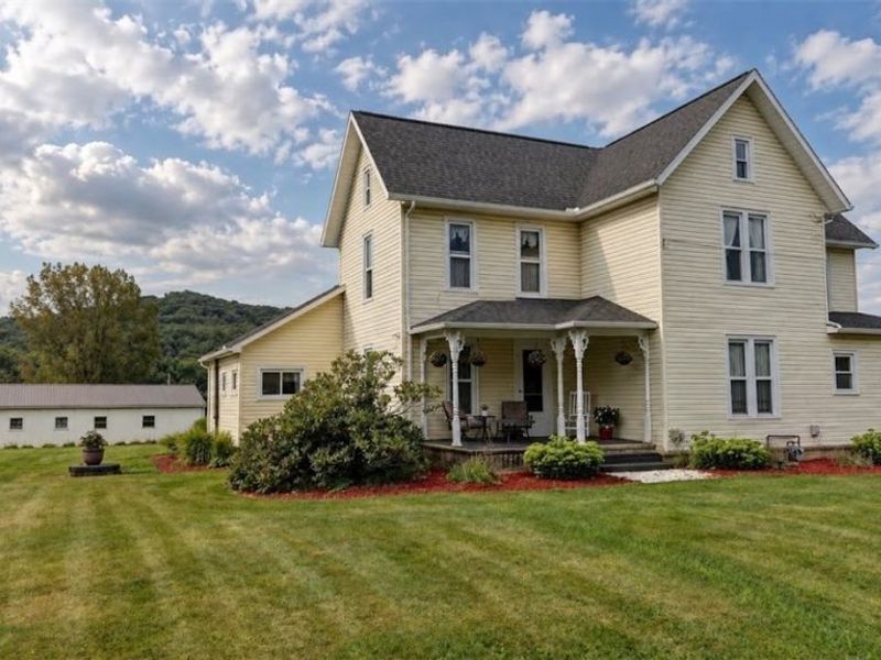1031 Stonecreek Road SW, New Philadelphia, OH 44663 Photo 2