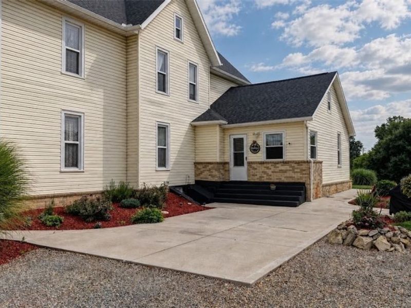 1031 Stonecreek Road SW, New Philadelphia, OH 44663 Photo 4
