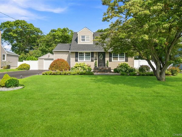808 Fire Island Avenue , West Islip, NY 11795