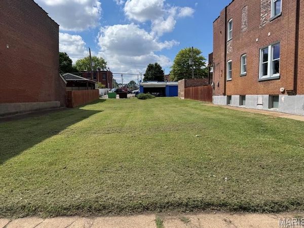 2825 Iowa Avenue , St Louis, MO 63118