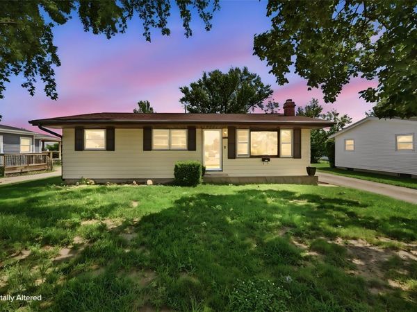 203 10th Avenue , Hiawatha, IA 52233