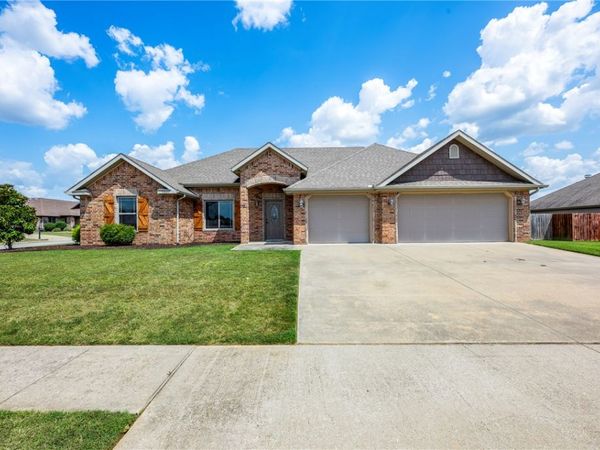 952 Stone Street , Cave Springs, AR 72718