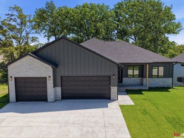 1044 Tuscan Trail, Hickman, NE 68372