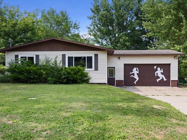 460 Center STREET, Dakota, WI 55925