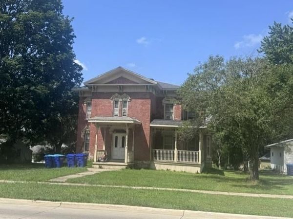 313 SE 3rd Avenue, Independence, IA 50644