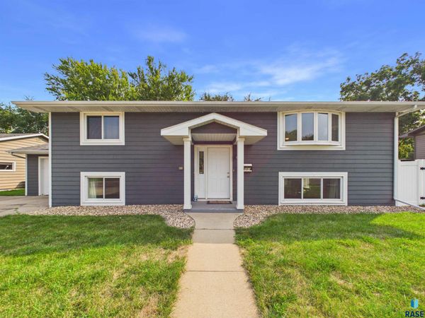 721 NE 7th St, Madison, SD 57042