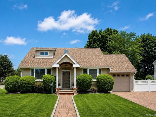 7 Ronald Avenue , Hicksville, NY 11801