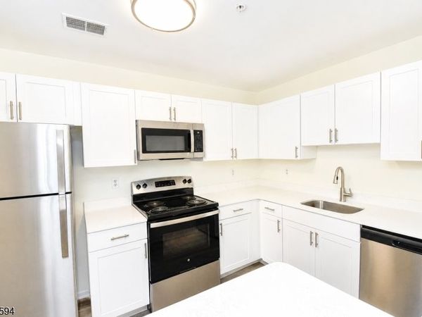 1311 King Ct, Green Brook, NJ 08812